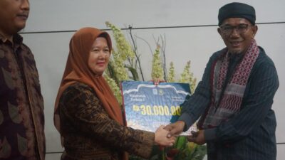 Pj Bupati Serahkan Bonus Khafilah MTQ ke-53 Tingkat Jambi untuk Juara I Tembus Rp 30 juta, Juara II Rp 23 Juta dan Juara III Rp 13 Juta