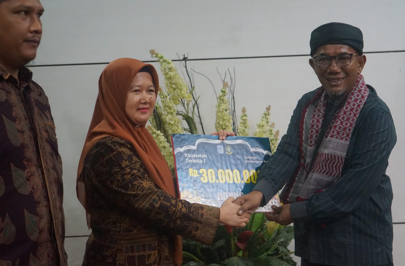 Pj Bupati Serahkan Bonus Khafilah MTQ ke-53 Tingkat Jambi untuk Juara I Tembus Rp 30 juta, Juara II Rp 23 Juta dan Juara III Rp 13 Juta