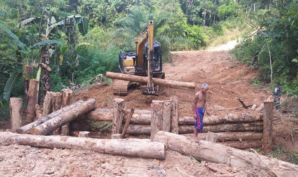 Anggota Satgas TMMD ke 122 Kodim Sarko Mulai Bangun Jembatan Darurat