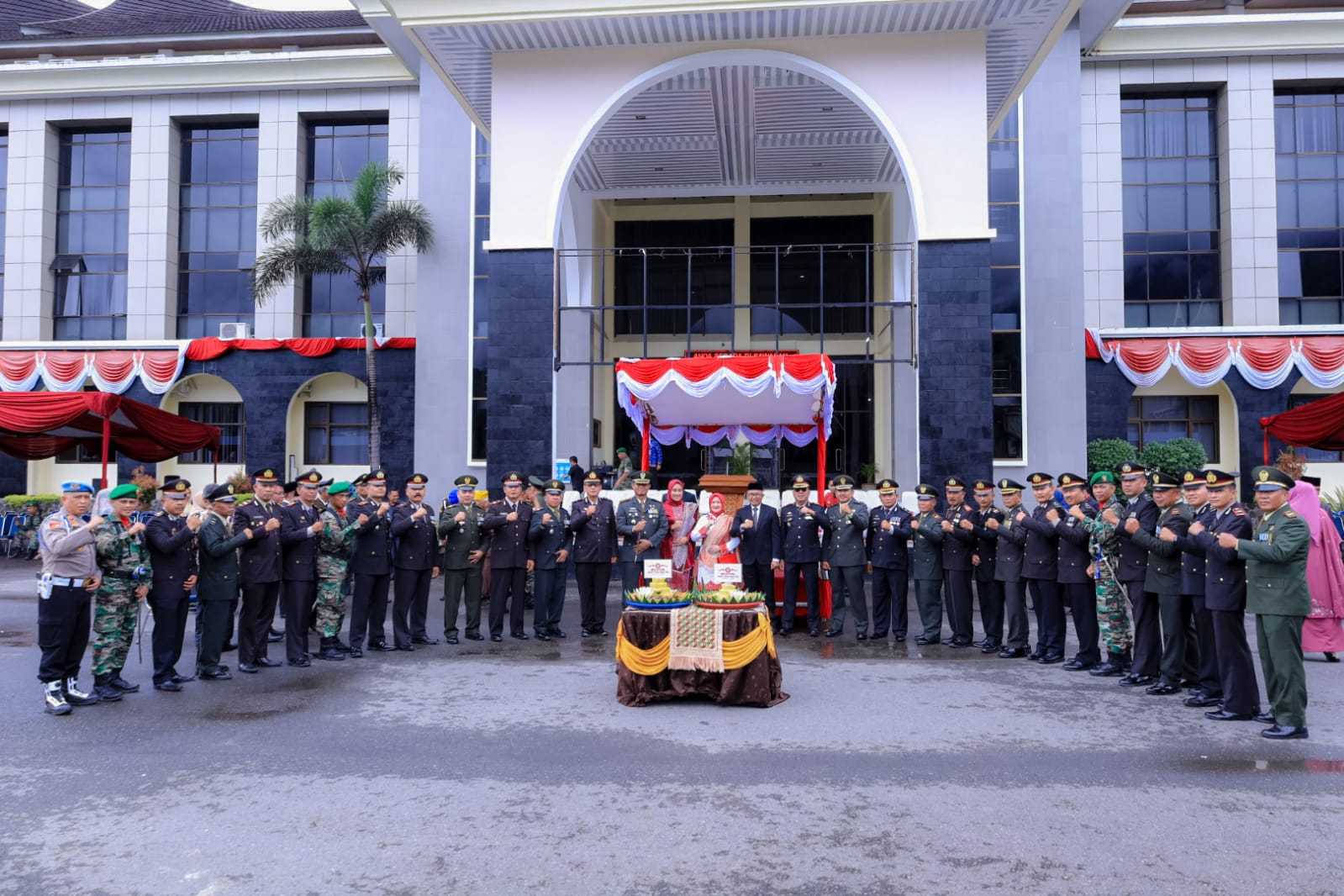 Dandim 0305 Pasaman ,Letkol Arh Budi Prasetya S.T,, Pimpin Upacara Hut TNI Ke 79, Plh Bupati Pasaman Edi Dharma Turut Hadir