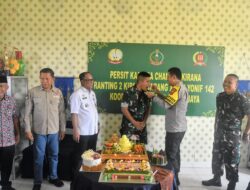 Polres Sarolangun dan Polsek Jajaran Beri Kejutan kepada Personil TNI di Hari Ulang Tahun Ke-79