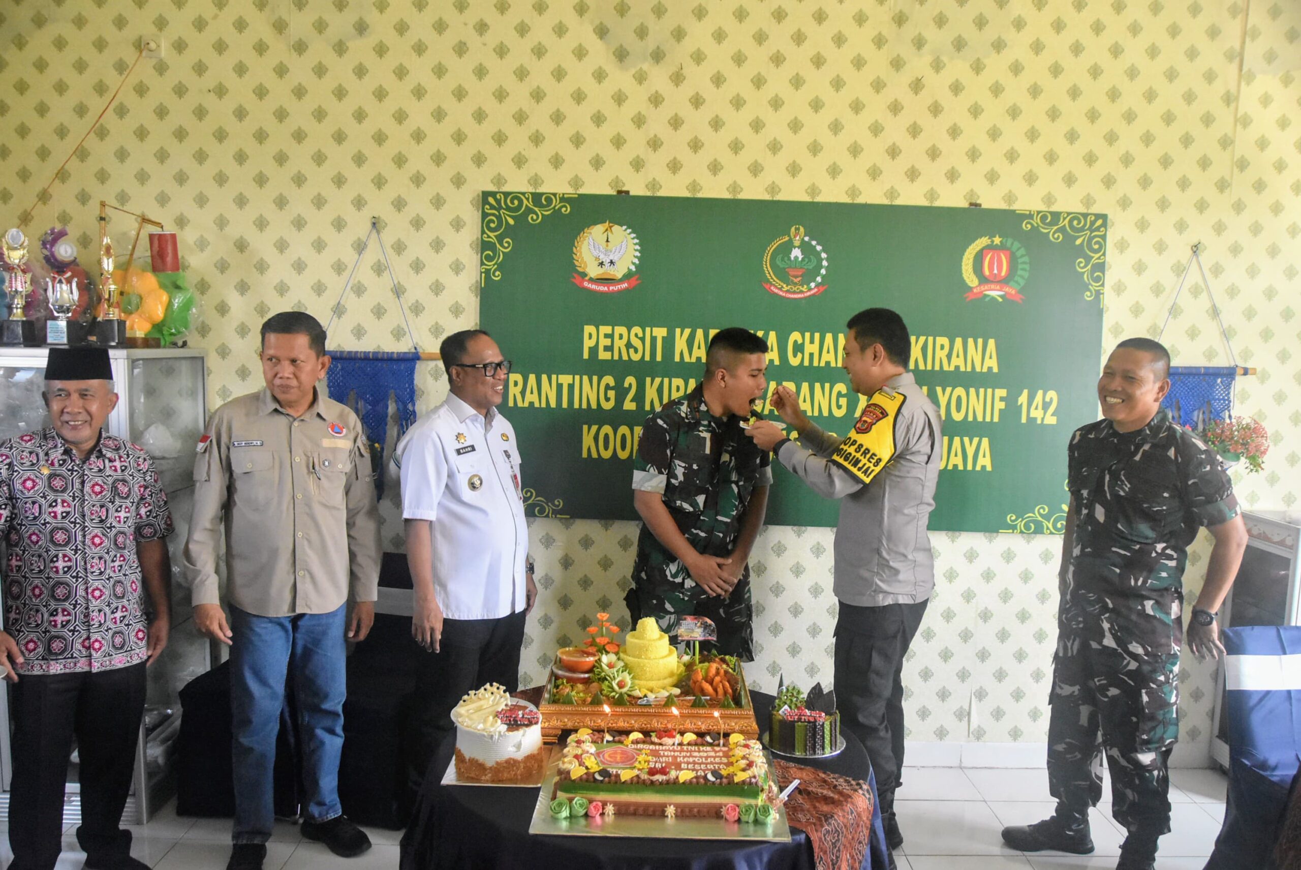 Polres Sarolangun dan Polsek Jajaran Beri Kejutan kepada Personil TNI di Hari Ulang Tahun Ke-79