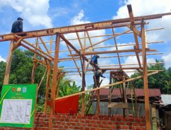 Tahapan Bangun rumah warga Satgas TMMD ke 122 Kodim Sarko Mulai Pasang Atap Rumah Yabani