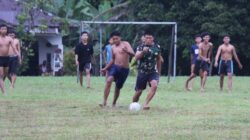 Waktu Senggang Sore hari, Anggota Satgas TMMD ke 122 Kodim 0420 Sarko Bermain Sepak Bola Bersama Pemuda Desa Bedeng Rejo 