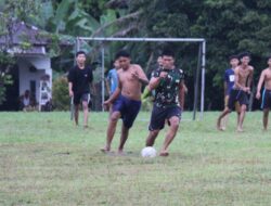 Waktu Senggang Sore hari, Anggota Satgas TMMD ke 122 Kodim 0420 Sarko Bermain Sepak Bola Bersama Pemuda Desa Bedeng Rejo 