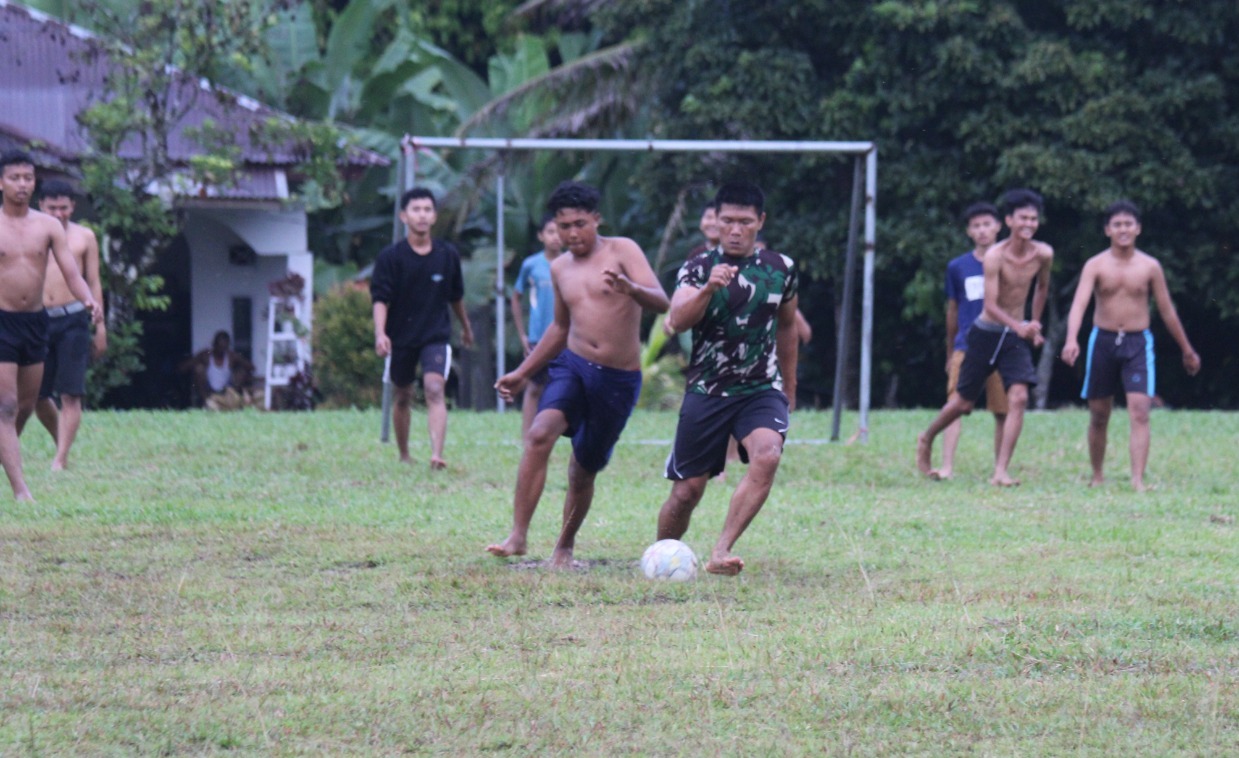 Waktu Senggang Sore hari, Anggota Satgas TMMD ke 122 Kodim 0420 Sarko Bermain Sepak Bola Bersama Pemuda Desa Bedeng Rejo 