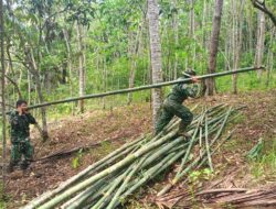 Anggota Satgas TMMD ke 122 Kodim 0420 Sarko Menyiapkan Bambu Untuk Kolam Ikan Warga