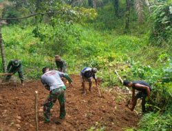 Anggota Satgas TMMD ke 122 Kodim Sarko Ajak Masyarakat Desa Aktif Bergotong Royong