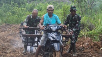 Motor Warga Magok, Dua Anggota Satgas TMMD Ini Langsung Turun Membantu Warga