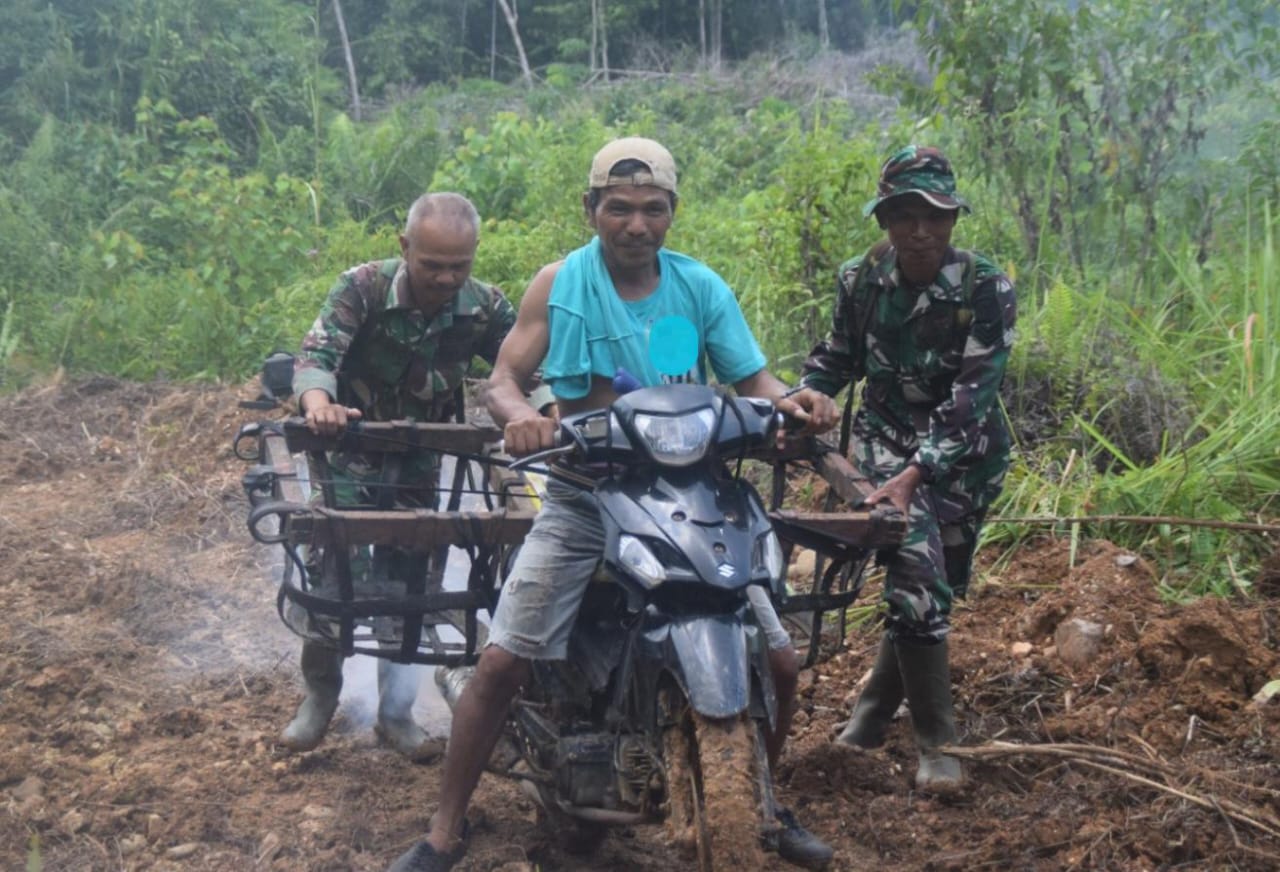 Motor Warga Magok, Dua Anggota Satgas TMMD Ini Langsung Turun Membantu Warga