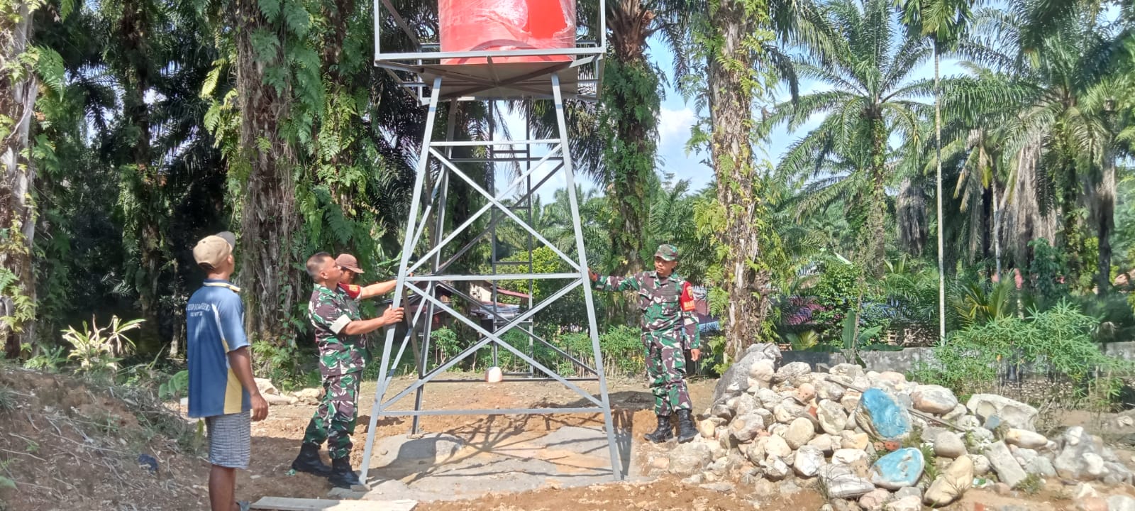 Dua Titik Sumur Bor di Desa Sungai Putih Hampir Rampung Digarap Satgas TMMD ke 122 Kodim 0420 Sarko