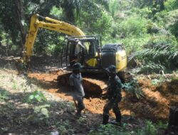 Percepat Pembuatan Kolam Ikan, Satgas TMMD ke 122 Kodim 0420 Sarko Turunkan Alat Berat Jenis Excavator 