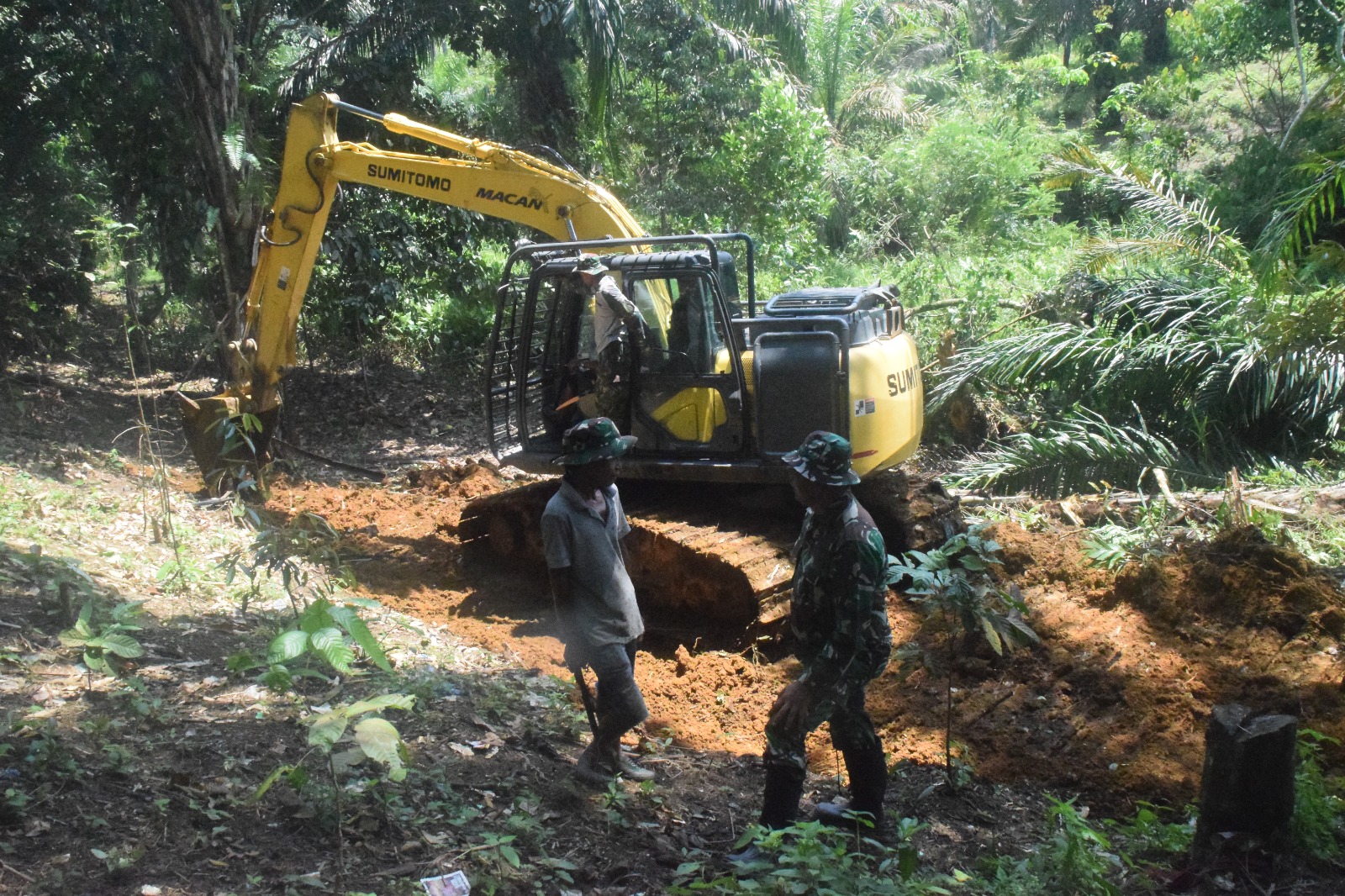 Percepat Pembuatan Kolam Ikan, Satgas TMMD ke 122 Kodim 0420 Sarko Turunkan Alat Berat Jenis Excavator 