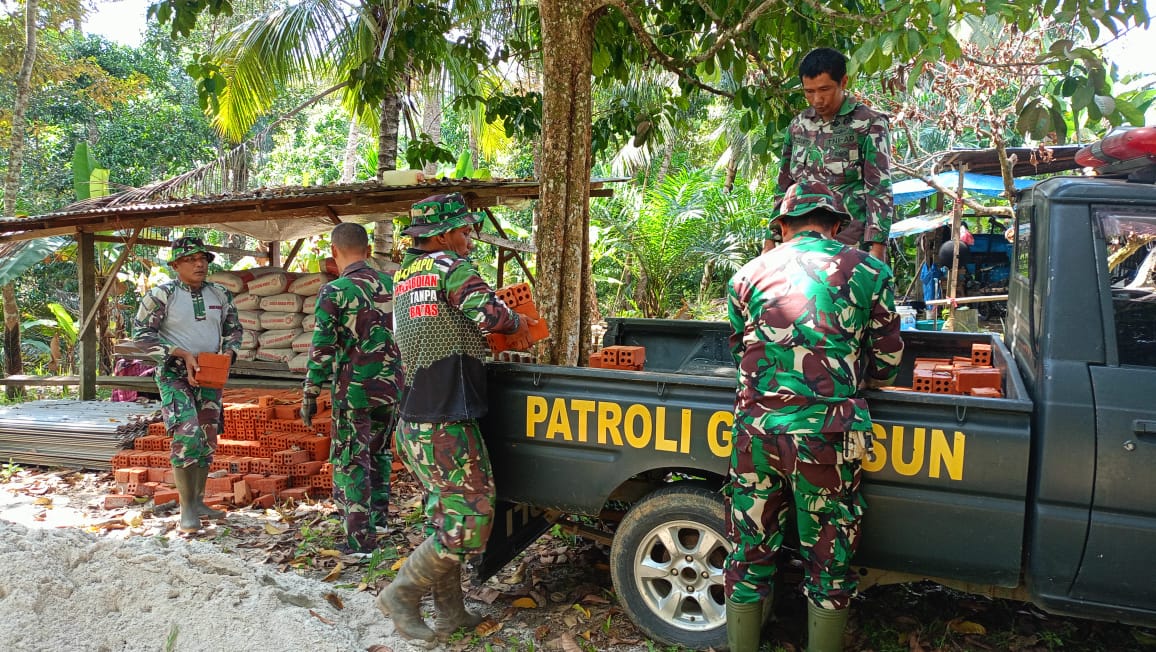 Anggota Satgas TMMD ke 122 Kodim 0420 Sarko Siapkan Material Untuk Bangunan Program Ketahanan Pangan 