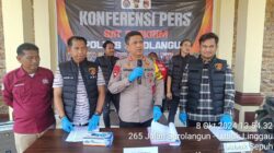 Pria berinisial MZ (55) di ringkus anggota unit Tipidter dan opsnal Satreskrim Polres Sarolangun karena terbukti bersalah melakukan penambangan minyak tanpa izin.