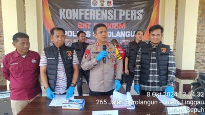 Pria berinisial MZ (55) di ringkus anggota unit Tipidter dan opsnal Satreskrim Polres Sarolangun karena terbukti bersalah melakukan penambangan minyak tanpa izin.