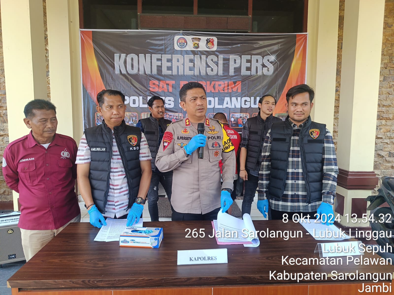 Pria berinisial MZ (55) di ringkus anggota unit Tipidter dan opsnal Satreskrim Polres Sarolangun karena terbukti bersalah melakukan penambangan minyak tanpa izin.