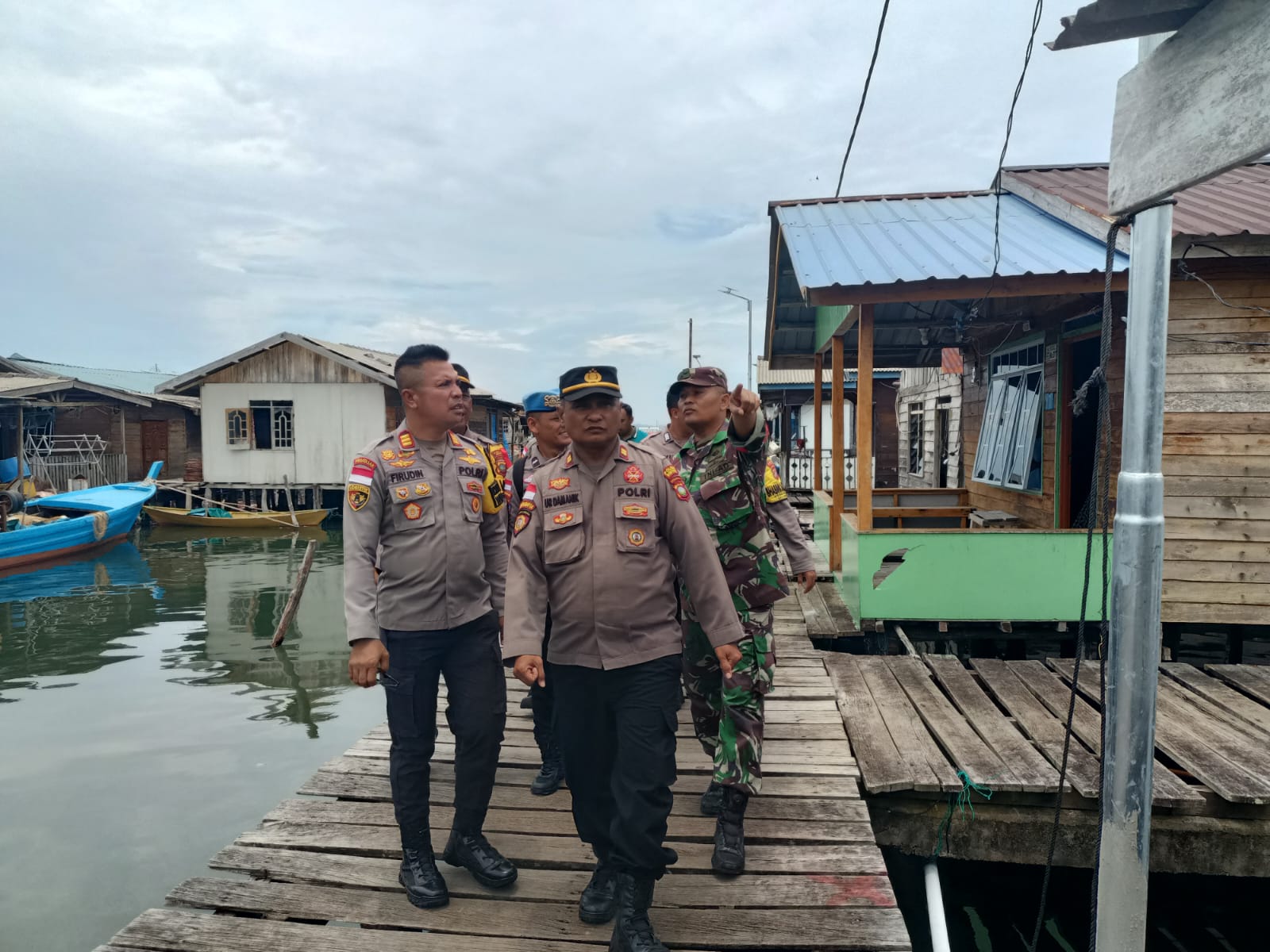 Polsek Bintan Timur Beri Bantuan Kepada Warga yang Terdampak Angin Puting Beliung