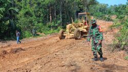 Cuaca Cerah, Satgas TMMD ke 122 Kodim 0420 Sarko Lanjutkan Pengerjaan Peningkatan Jalan