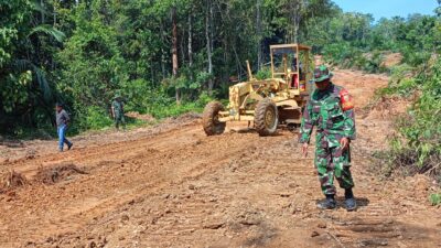 Cuaca Cerah, Satgas TMMD ke 122 Kodim 0420 Sarko Lanjutkan Pengerjaan Peningkatan Jalan