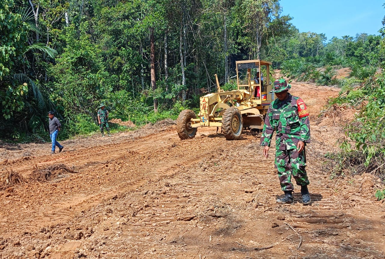 Cuaca Cerah, Satgas TMMD ke 122 Kodim 0420 Sarko Lanjutkan Pengerjaan Peningkatan Jalan