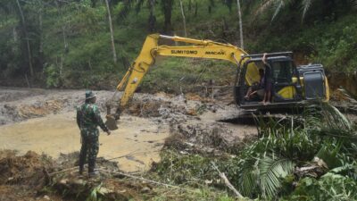 Satgas TMMD ke 122 Kodim 0420 Sarko Pantau Pembuatan Sawah Program Ketahanan Pangan 