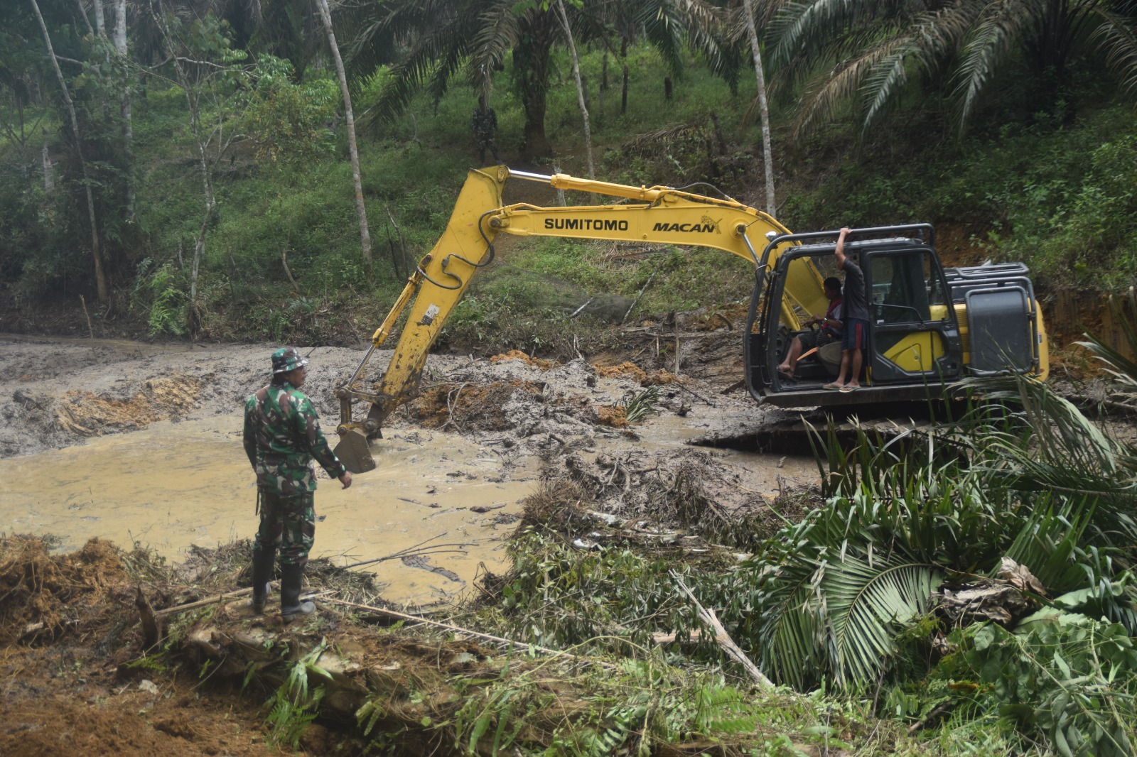 Satgas TMMD ke 122 Kodim 0420 Sarko Pantau Pembuatan Sawah Program Ketahanan Pangan 