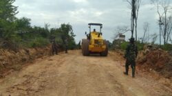 Satgas TMMD ke 122 Kodim 0420 Sarko Lakukan Perkerasan Jalan Penghubung Desa Bedeng Rejo-Sungai Putih