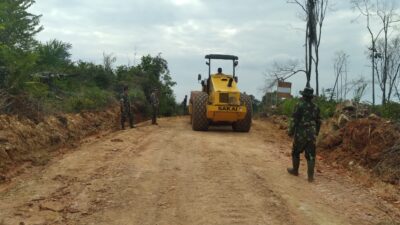 Satgas TMMD ke 122 Kodim 0420 Sarko Lakukan Perkerasan Jalan Penghubung Desa Bedeng Rejo-Sungai Putih