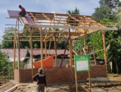 Anggota Satgas TMMD ke-122 Kodim 0420/Sarko Pasang Atap Seng Rumah Pak Yabani