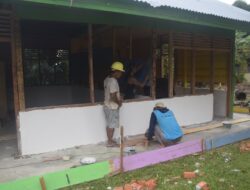 Anggota Satgas TMMD ke 122 Kodim 0420 Sarko Pasang Jendela Madrasah Darul Ulum Desa Bedeng Rejo