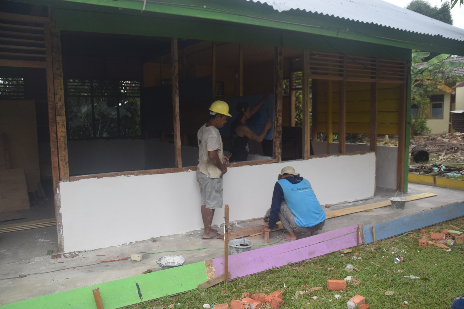 Anggota Satgas TMMD ke 122 Kodim 0420 Sarko Pasang Jendela Madrasah Darul Ulum Desa Bedeng Rejo