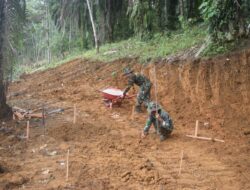 Anggota Satgas TMMD ke 122 Kodim 0420 Sarko Siapkan Lokasi Pembuatan Kandang Kambing 