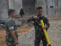 Gunakan Alat Water Detector, Anggota Satgas TMMD ke 122 Kodim 0420 Sarko Mencari Sumber Air Tanah 