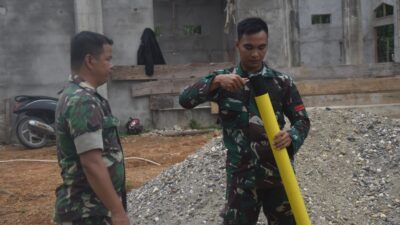 Gunakan Alat Water Detector, Anggota Satgas TMMD ke 122 Kodim 0420 Sarko Mencari Sumber Air Tanah 