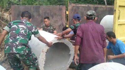 Anggota Satgas TMMD ke 122 Kodim Sarko Siapkan Gorong-gorong Untuk Jembatan Darurat