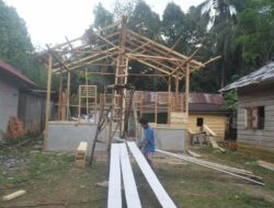 Anggota Satgas TMMD ke 122 Kodim 0420/Sarko Pasang Resplang RLH Supardi