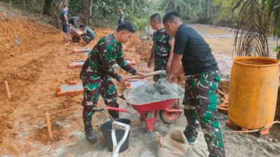 Anggota Satgas TMMD 122 Kodim 0420 Sarko Buat Tapak Pondasi Saung Ketahanan Pangan di Desa Bedeng Rejo