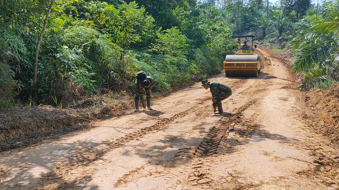 Progres Sudah 65 Persen, Satgas TMMD ke 122 Kodim 0420 Sarko Kerjakan Peningkatan Jalan Penghubung Desa Bedeng Rejo-Sungai Putih