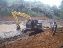 Percepat Pembangunan Kolam Ikan, Satgas TMMD ke-122 Kodim 0420/Sarko Turunkan Alat Berat