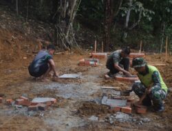 Anggota Satgas TMMD 122 Kodim 0420/Sarko Buka Cor Tiang Pondasi Kandang Kambing 