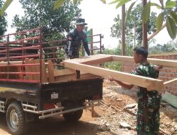 Satgas TMMD ke122 Kodim 0420 Sarko Distribusikan Kusen Pintu dan Jendela Rumah Yabani