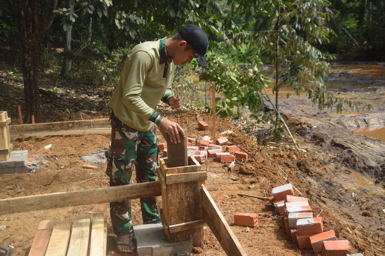 Anggota Satgas TMMD ke 122 Kodim 0420 Sarko Mulai Pasang Tiang Untuk Kandang Kambing 