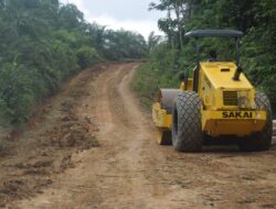 Cuaca Cerah, Satgas TMMD ke 122 Kodim 0420 Sarko Padatkan Jalan Penghubung Desa Bedeng Rejo-Sungai Putih