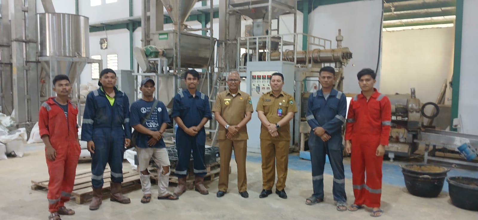 Monitoring Pabrik Pakan ikan , Pjs Bupati Pasaman Edi Dharma : Produksi Pakan Agar Terus Ditingkatkan