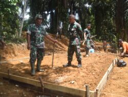 Wadan Satgas TMMD ke 122 Kodim 0420 Sarko Cek Pembuatan Kandang Kambing 