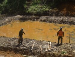 Anggota Satgas TMMD ke 122 Kodim 0420 Sarko Pasang Bambu Penyangga Dinding Kolam