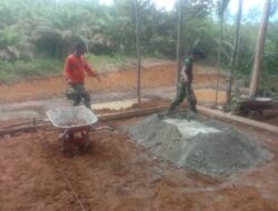 Anggota Satgas TMMD ke 122 Kodim 0420 Sarko Lakukan Pengecoran Lantai Saung