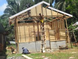 Rumah Supardi Mulai Dipasang Dinding Oleh Anggota Satgas TMMD ke 122 Kodim 0420/Sarko