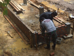 Anggota Satgas TMMD ke 122 Kodim 0420 Sarko Pasang Pondasi Kandang Kambing